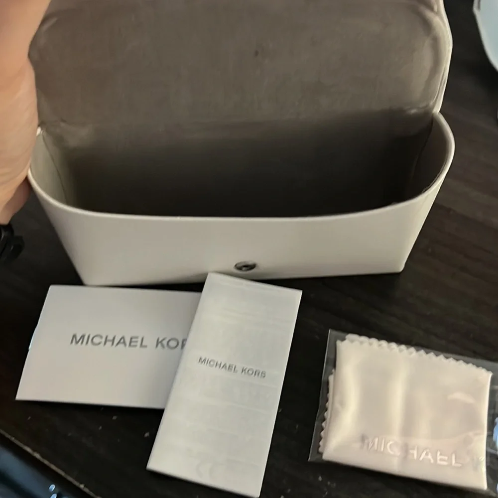 Michael Kors Chelsea Aviator sunglasses in rose gold - Picture 4 of 5